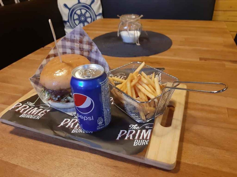 Burger a hranolky v Mólo