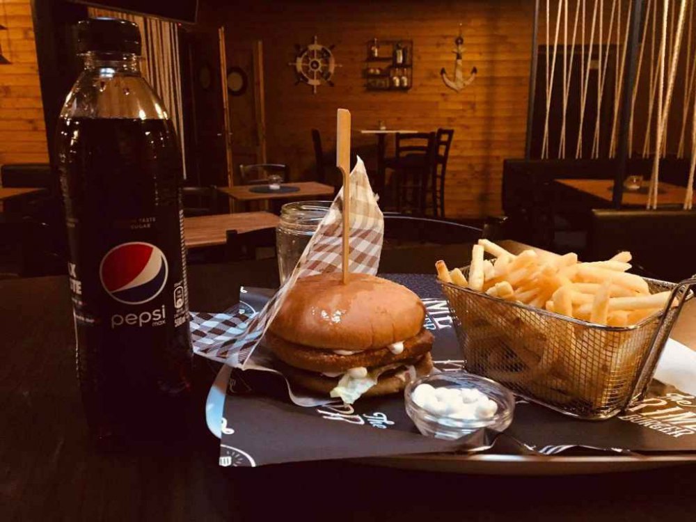Burger, hranolky a nápoj